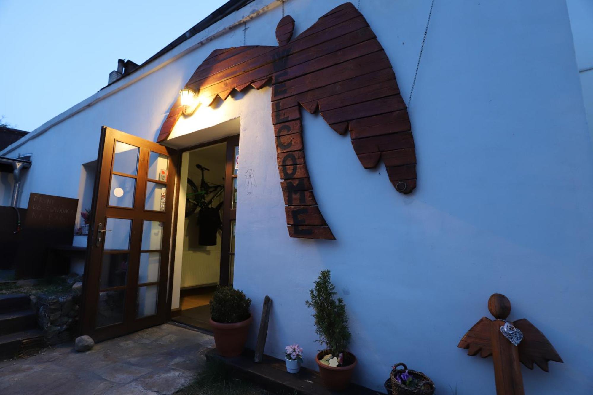 Bike Bistro A Penzion U Vsech Andelu Nove Mesto pod Smrkem Exterior photo